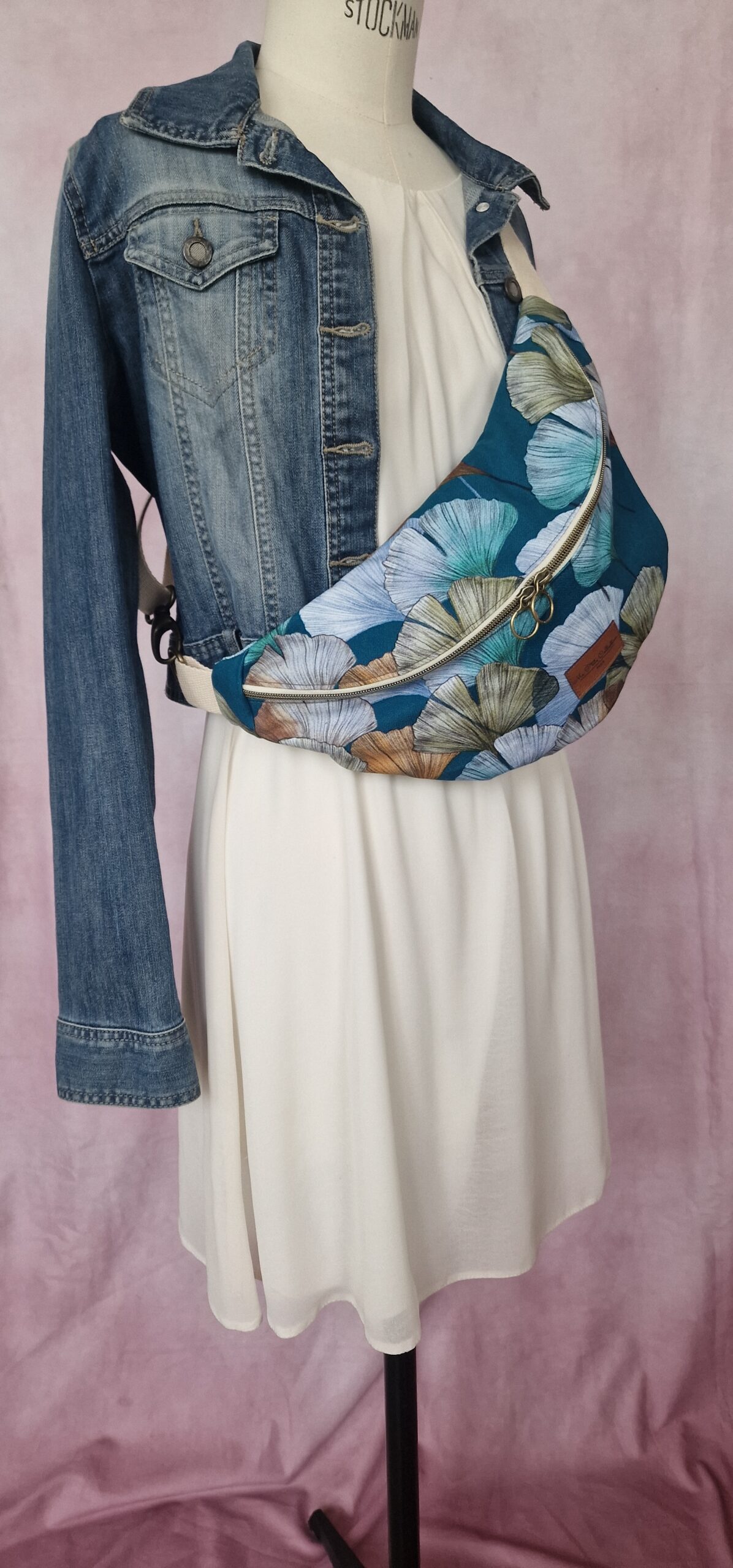 Pauline bleue côté